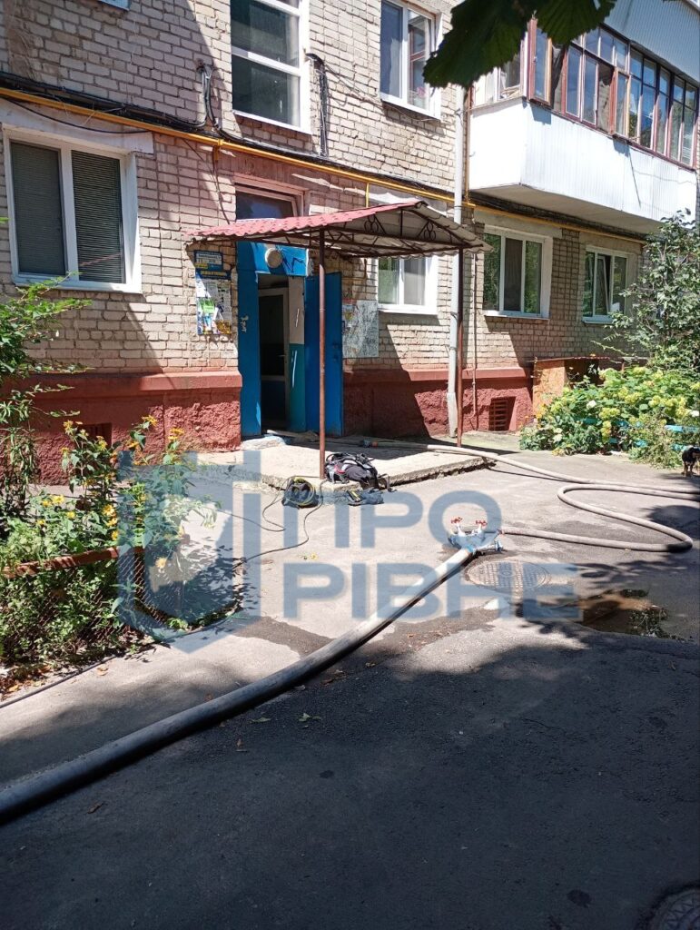 1 У Рівному рятувальники евакуювали мешканців багатоповерхівки (ФОТО, ВІДЕО)