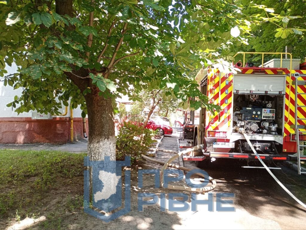 1 У Рівному рятувальники евакуювали мешканців багатоповерхівки (ФОТО, ВІДЕО)