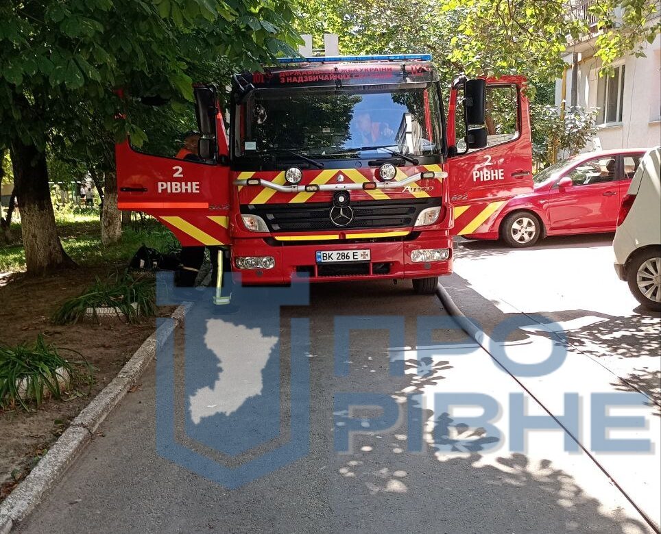 У Рівному рятувальники евакуювали мешканців багатоповерхівки (ФОТО, ВІДЕО)