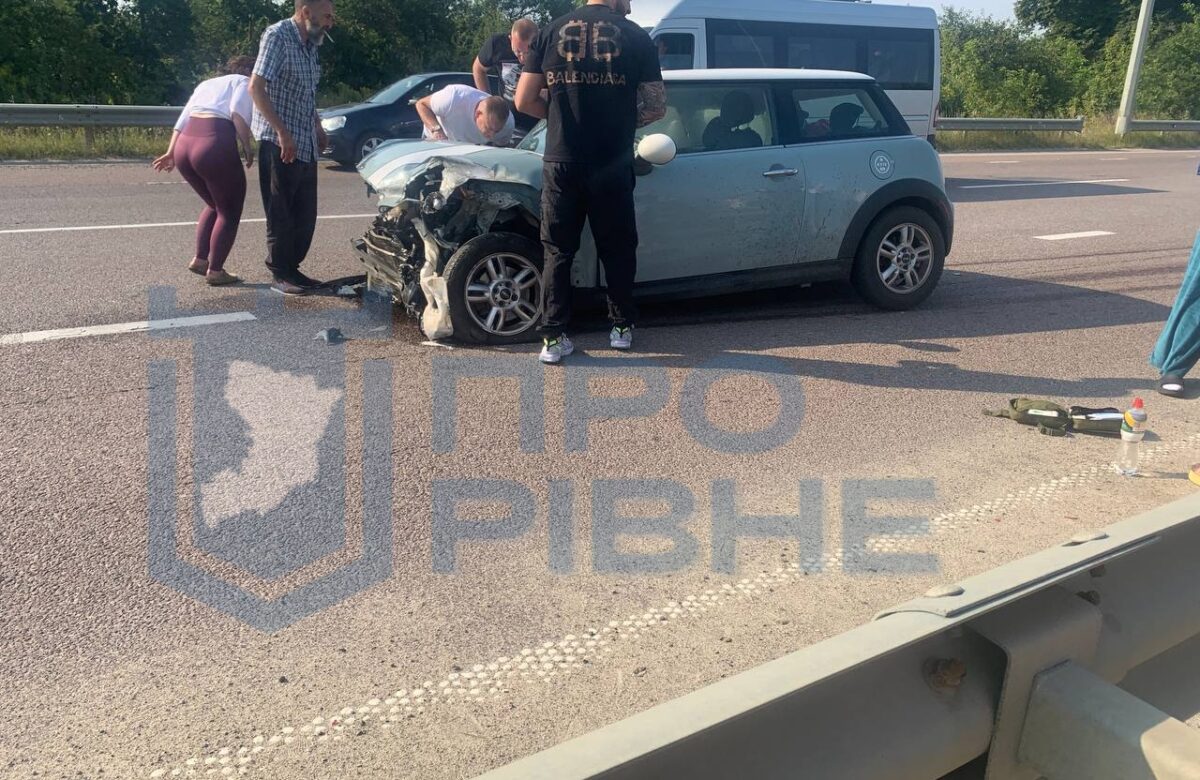 На трасі біля Рівного водійка Mini Cooper врізалася у відбійник