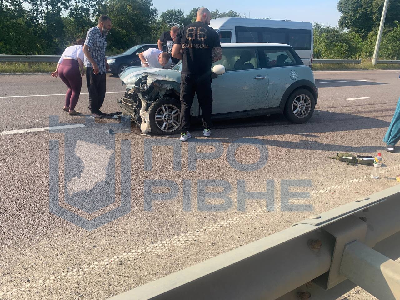 На трасі біля Рівного водійка Mini Cooper врізалася у відбійник 0000