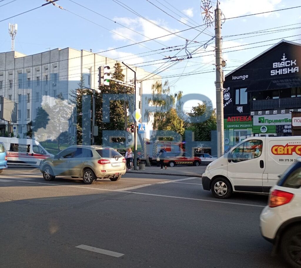 1 У Рівному горить приміщення ПриватБанку (ФОТО)