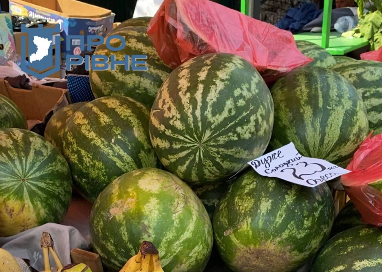 1 На ринку у Рівному подешевшали сезонні фрукти (ВІДЕО)