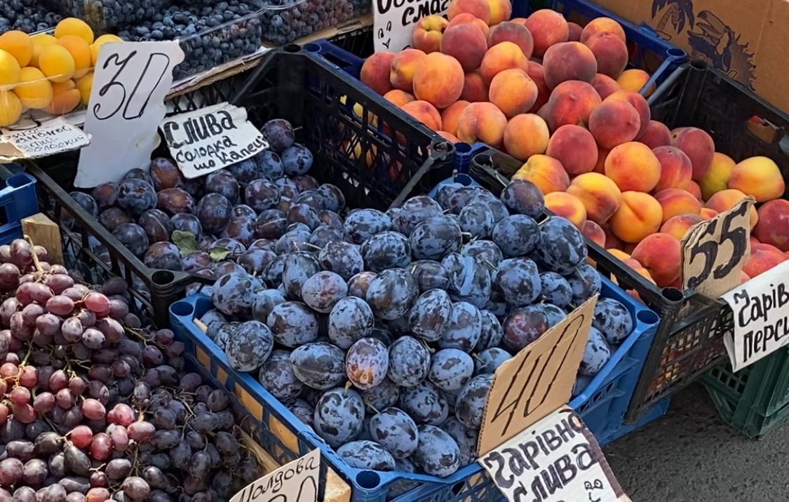На ринку у Рівному подешевшали сезонні фрукти (ВІДЕО) 0000
