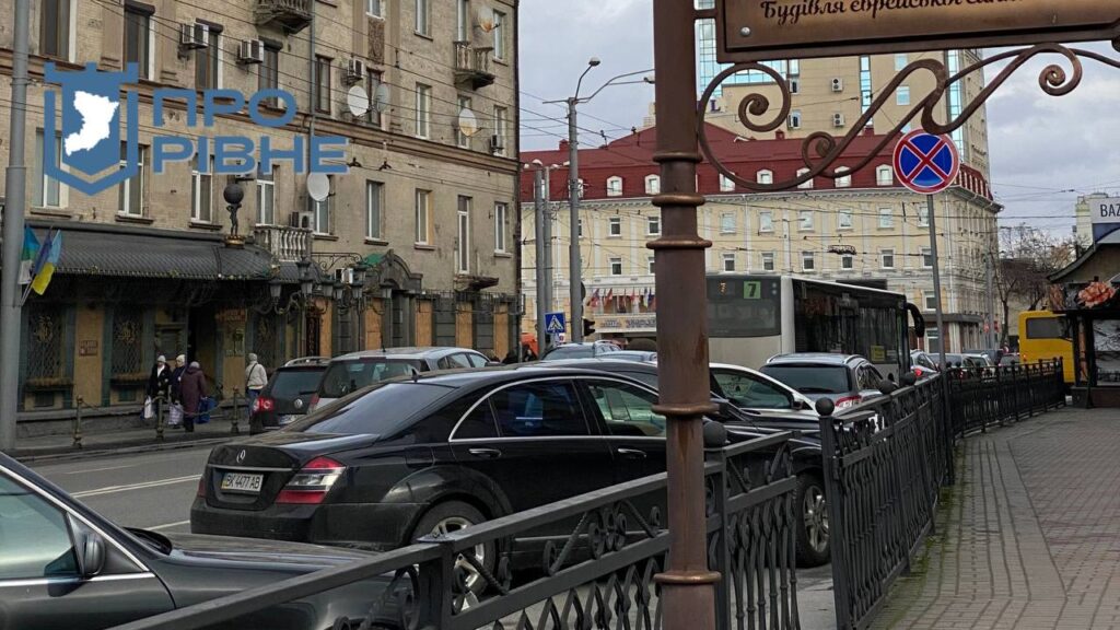 1 На вулицях Рівного з'являться платні парковки - офіційне рішення міськвиконкому