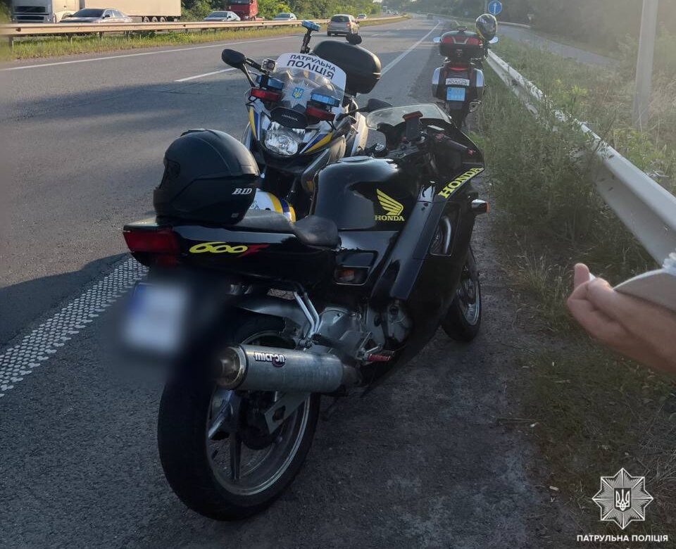 У Рівному мотоцикліст без прав та під наркотиками намагався втекти від патрульних