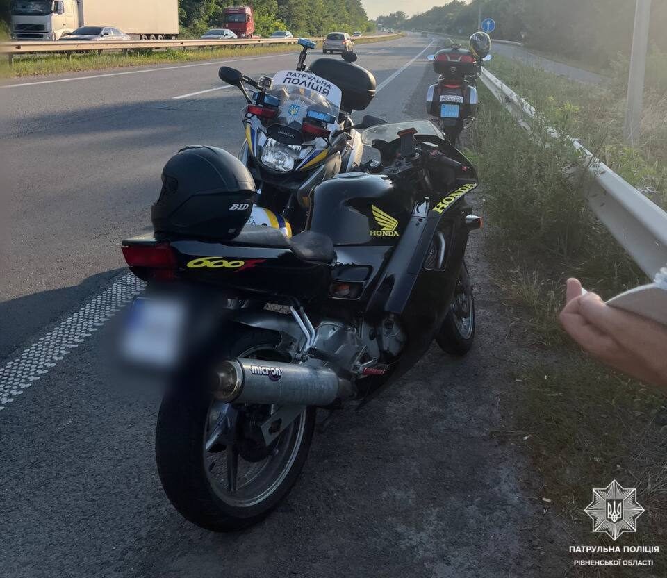 У Рівному мотоцикліст без прав та під наркотиками намагався втекти від патрульних 0000