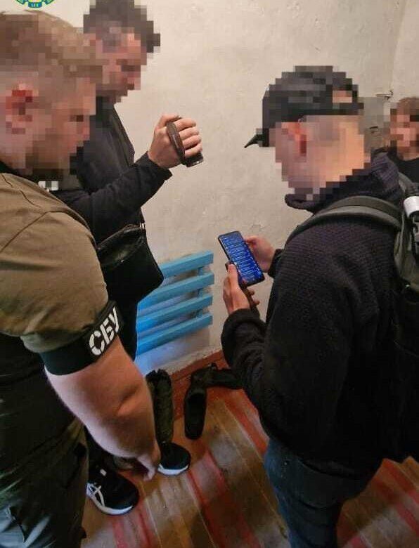 На Рівненщині викрили дівчину, яка повідомляла ухилянтів від мобілізації про місця видачі повісток