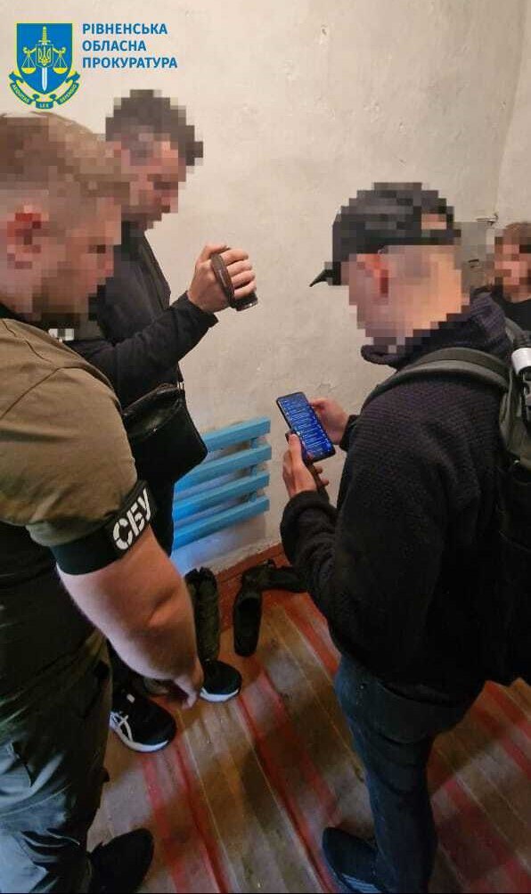 На Рівненщині викрили дівчину, яка повідомляла ухилянтів від мобілізації про місця видачі повісток 0000