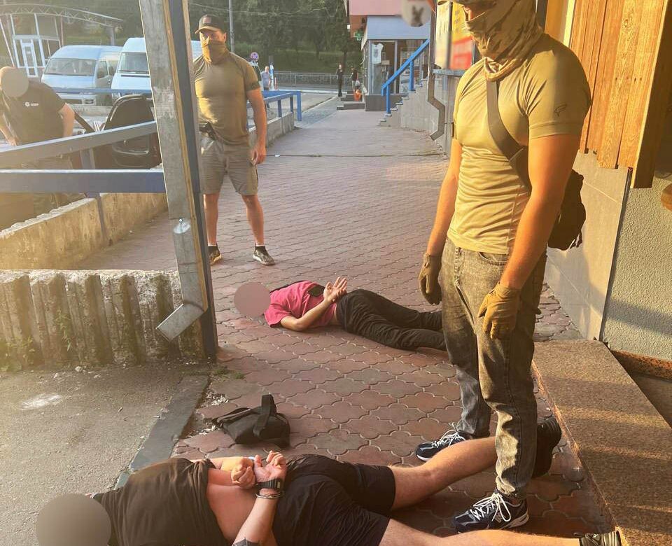 Правоохоронці Рівненщини викрили рекетирів, які вимагали неіснуючий борг у знайомих