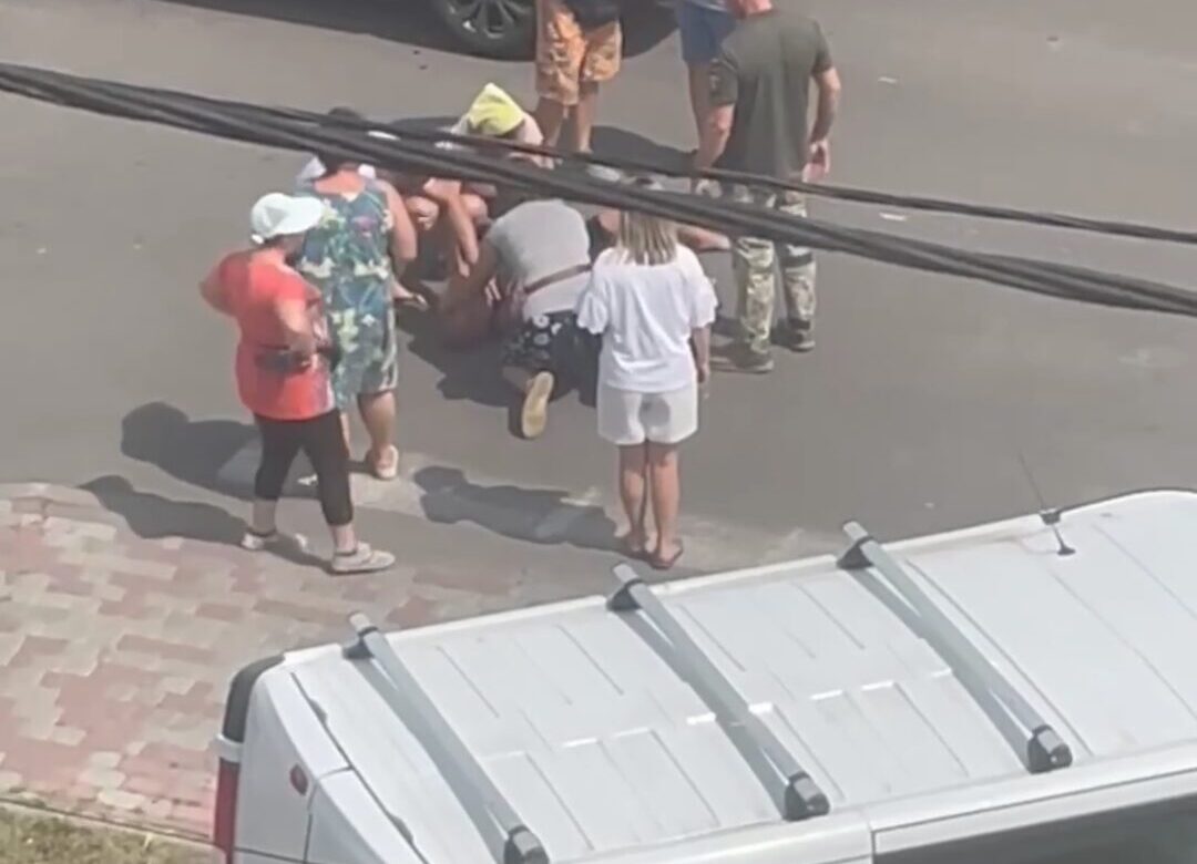 Жорстка ДТП у Рівному: водій мотоцикла від удару злетів на дорогу (ВІДЕО)