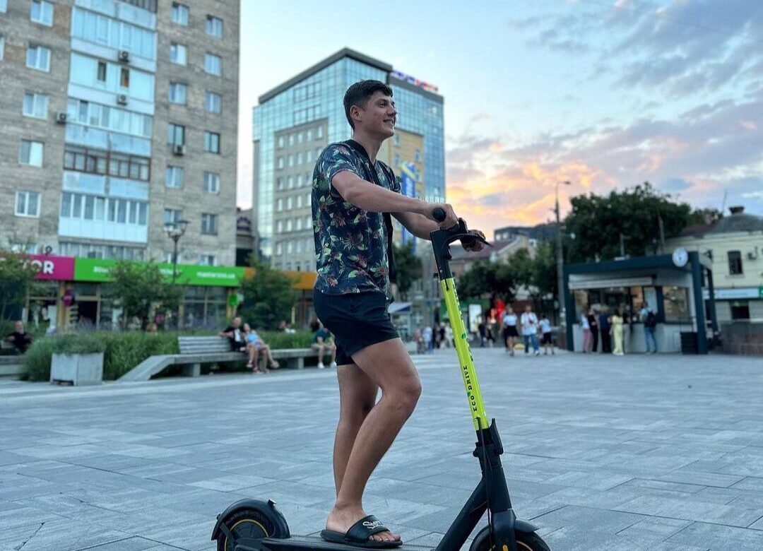 Восьмеро рівнян за добу підтримали петицію про заборону електросамокатів