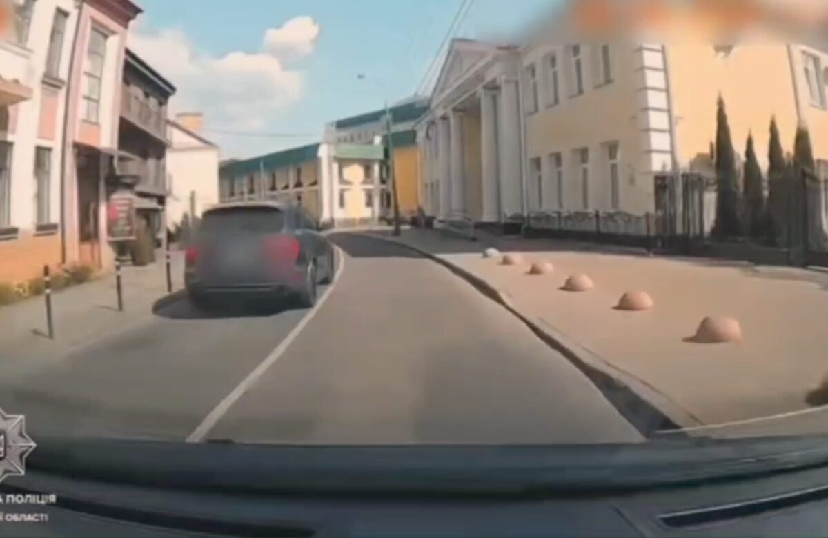 Рівнянин на позашляховику потрапив на камери під час грубого порушення ПДР (ВІДЕО)