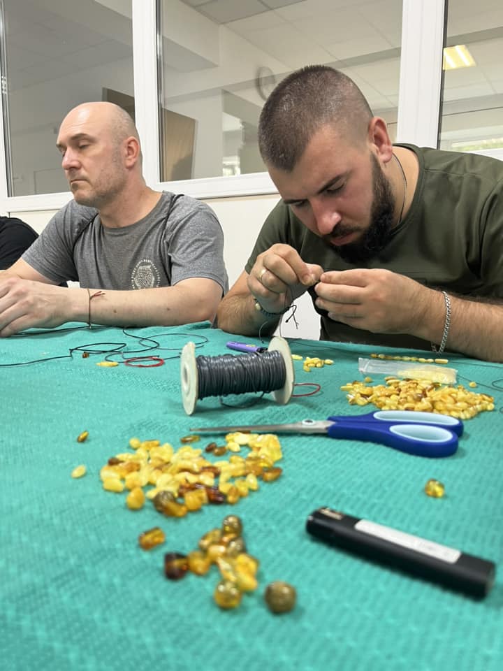 1 Завдяки бурштинотерапії у госпіталі на Рівненщині відновлюють здоров'я бійців