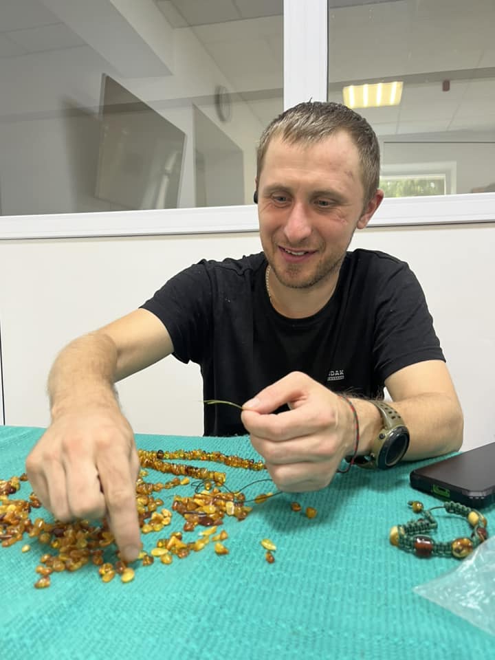1 Завдяки бурштинотерапії у госпіталі на Рівненщині відновлюють здоров'я бійців