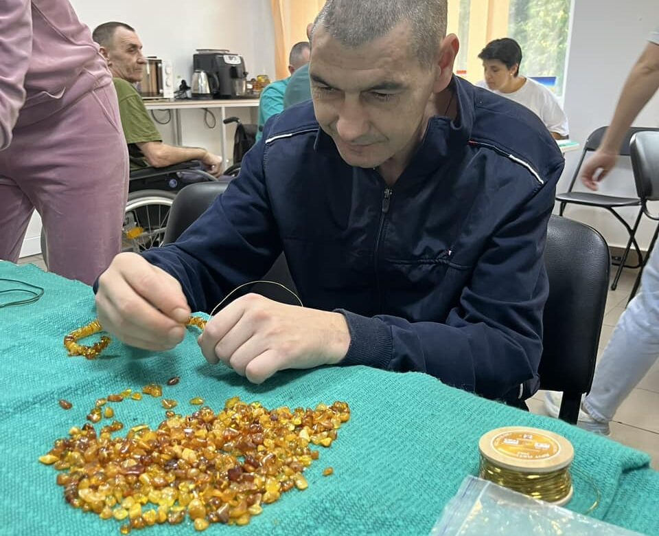 Завдяки бурштинотерапії у госпіталі на Рівненщині відновлюють здоров’я бійців