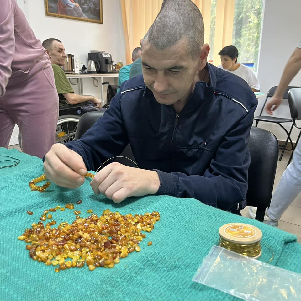 Завдяки бурштинотерапії у госпіталі на Рівненщині відновлюють здоров’я бійців 0000