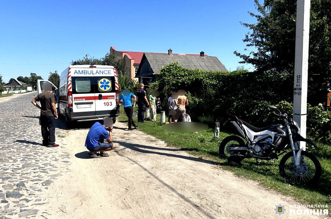 Житель Рівненщини на мотоциклі врізався в трактор і загинув (ФОТО) 0000