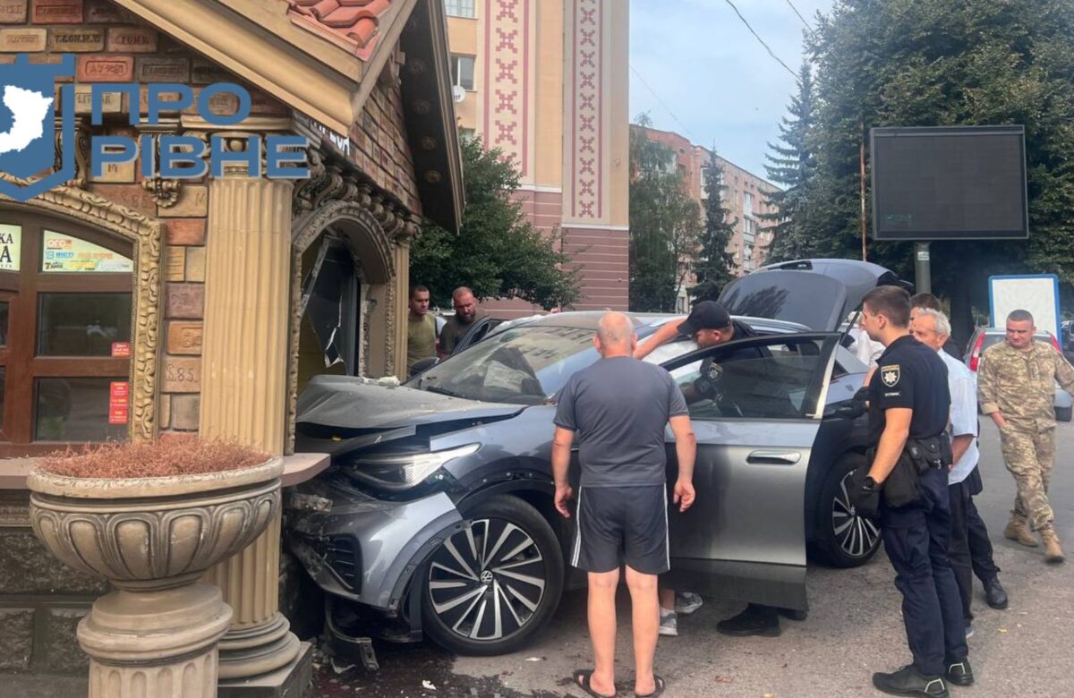 У Рівному по Міцкевича жінка вʼїхала в газетний кіоск (ВІДЕО)