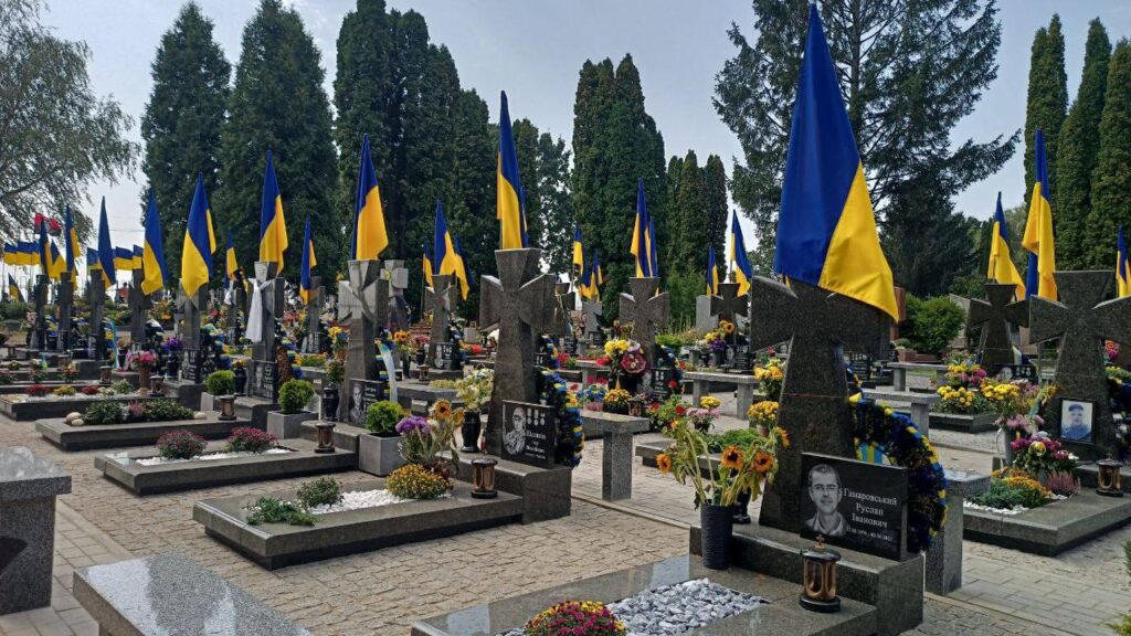 1 На міському кладовищі в Рівному облаштували ще один сектор пам'ятників Героям