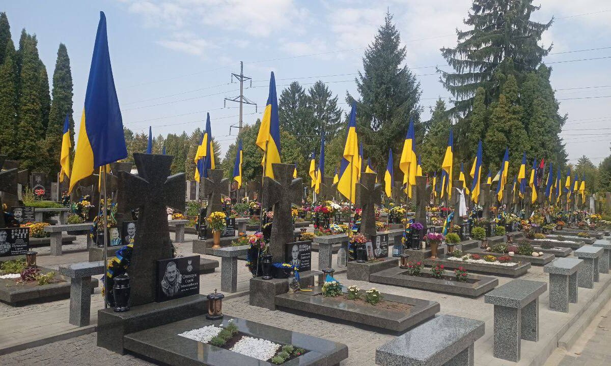 На міському кладовищі в Рівному облаштували ще один сектор пам’ятників Героям