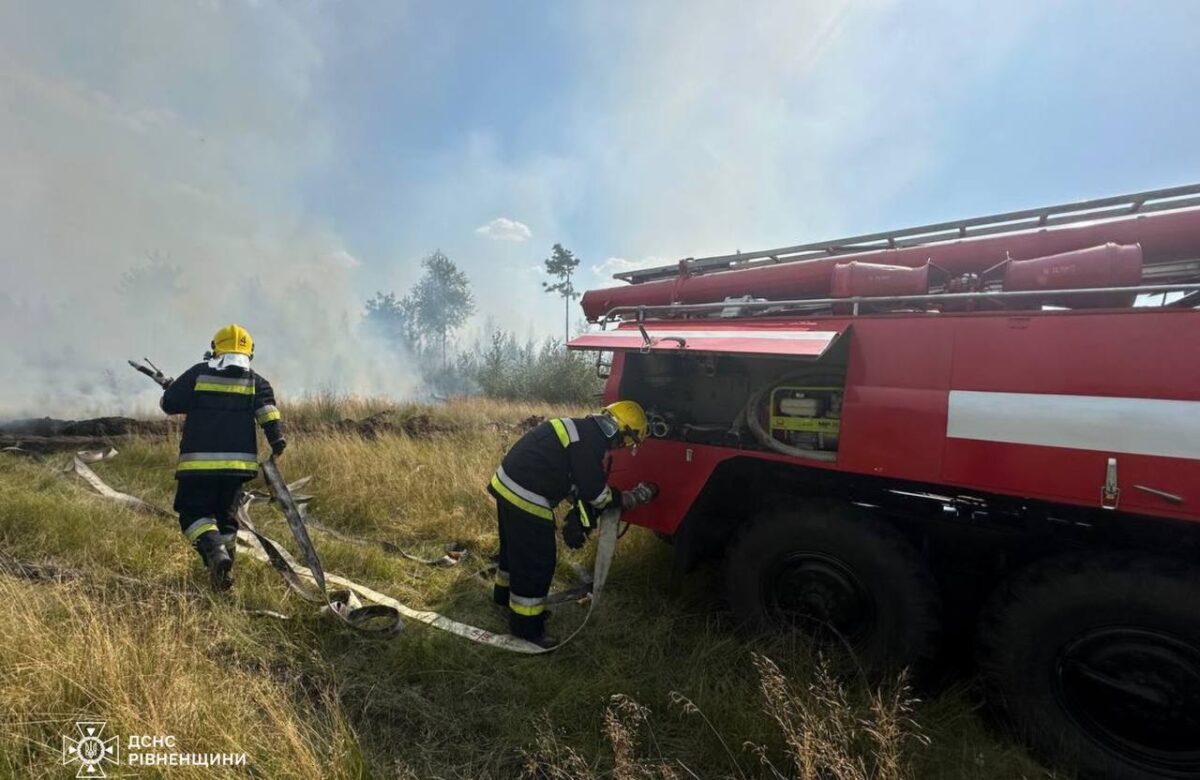 Доки рятувальники Рівненщини долають масштабну пожежу на Поліссі, до гасіння вогню долучилися патрульні (ВІДЕО)