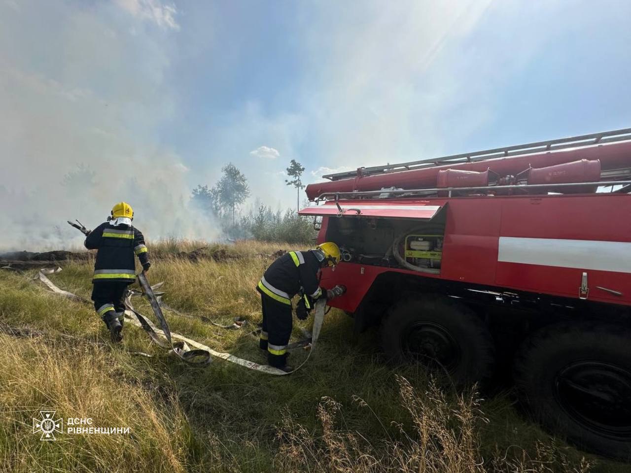 Доки рятувальники Рівненщини долають масштабну пожежу на Поліссі, до гасіння вогню долучилися патрульні (ВІДЕО) 0000