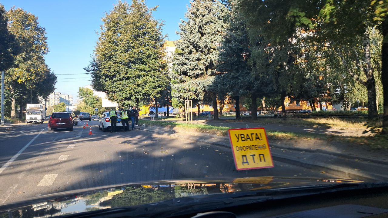 Рівнянин із самого ранку в’їхав у дерево (ФОТО) 0000