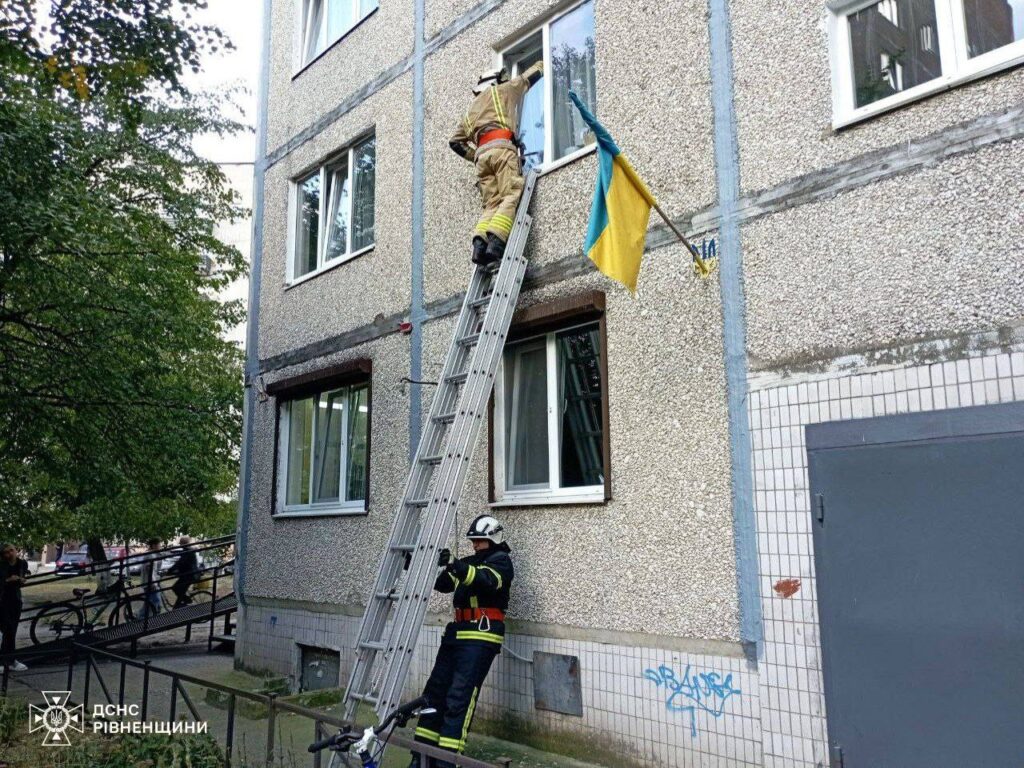 1 На Рівненщині рятувальники визволяли дитину через вікно