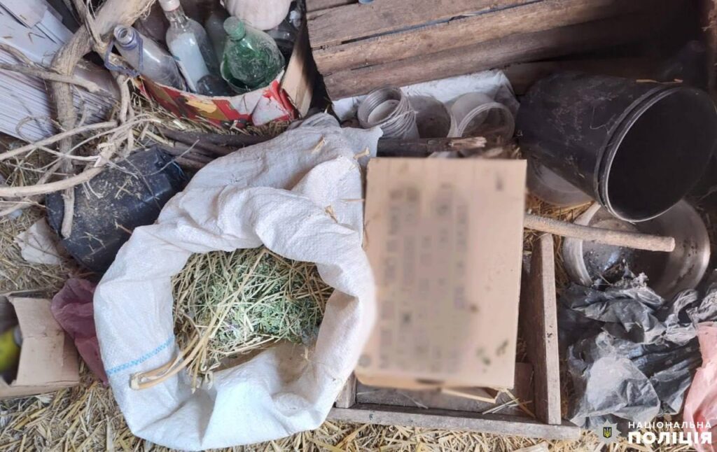1 Поліцейські викрили жителя Рівненського району, який вирощував та зберігав коноплі