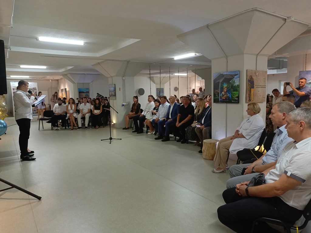 Першокурсники релокованого на Рівненщину Луганського медуніверситету вперше вдягнули білі халати 0000