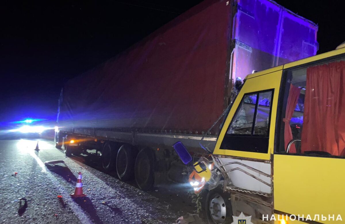 На Львівщині внаслідок ДТП загинув водій автобуса з Рівненщини, дев’ятеро пасажирів –  у лікарні