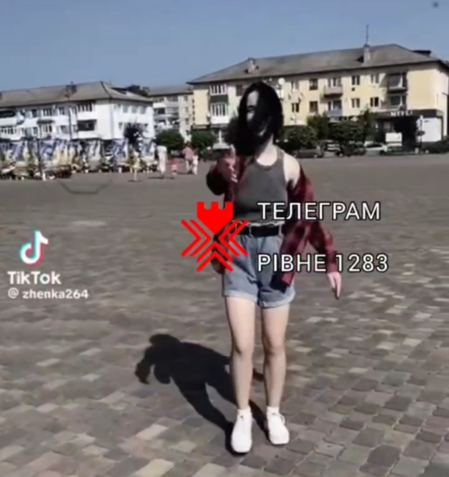 Дівчину із Сарн за аморальне відео біля алеї загиблих Героїв змусили вибачитися (ВІДЕО) 0000