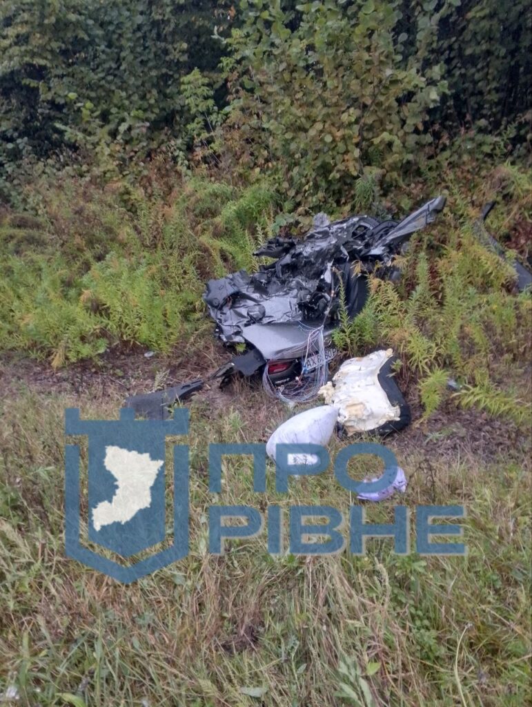 1 Автівку розірвало навпіл: на трасі біля Рівного ускладнений рух через ДТП (ФОТО)