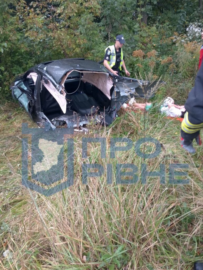1 Автівку розірвало навпіл: на трасі біля Рівного ускладнений рух через ДТП (ФОТО)