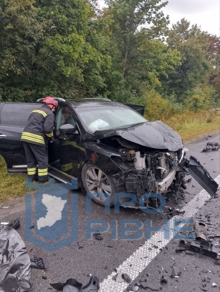 1 Автівку розірвало навпіл: на трасі біля Рівного ускладнений рух через ДТП (ФОТО)