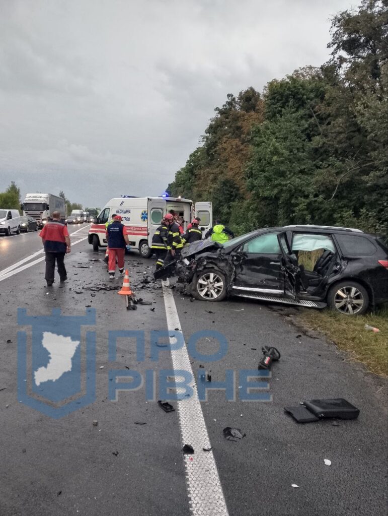 1 Автівку розірвало навпіл: на трасі біля Рівного ускладнений рух через ДТП (ФОТО)