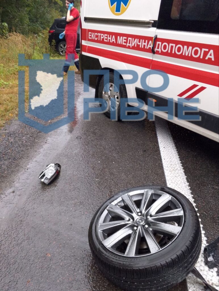 1 Автівку розірвало навпіл: на трасі біля Рівного ускладнений рух через ДТП (ФОТО)