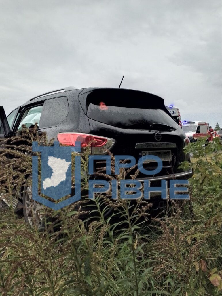 1 Автівку розірвало навпіл: на трасі біля Рівного ускладнений рух через ДТП (ФОТО)
