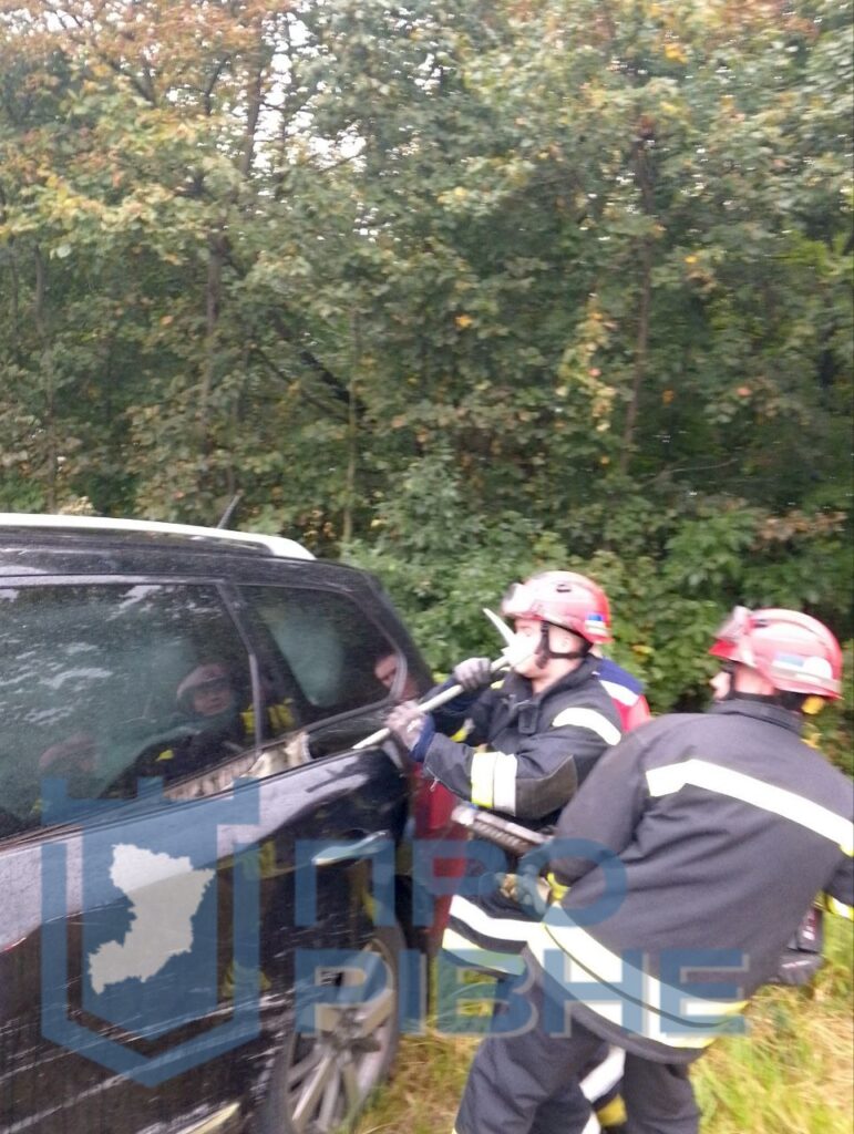 1 Автівку розірвало навпіл: на трасі біля Рівного ускладнений рух через ДТП (ФОТО)
