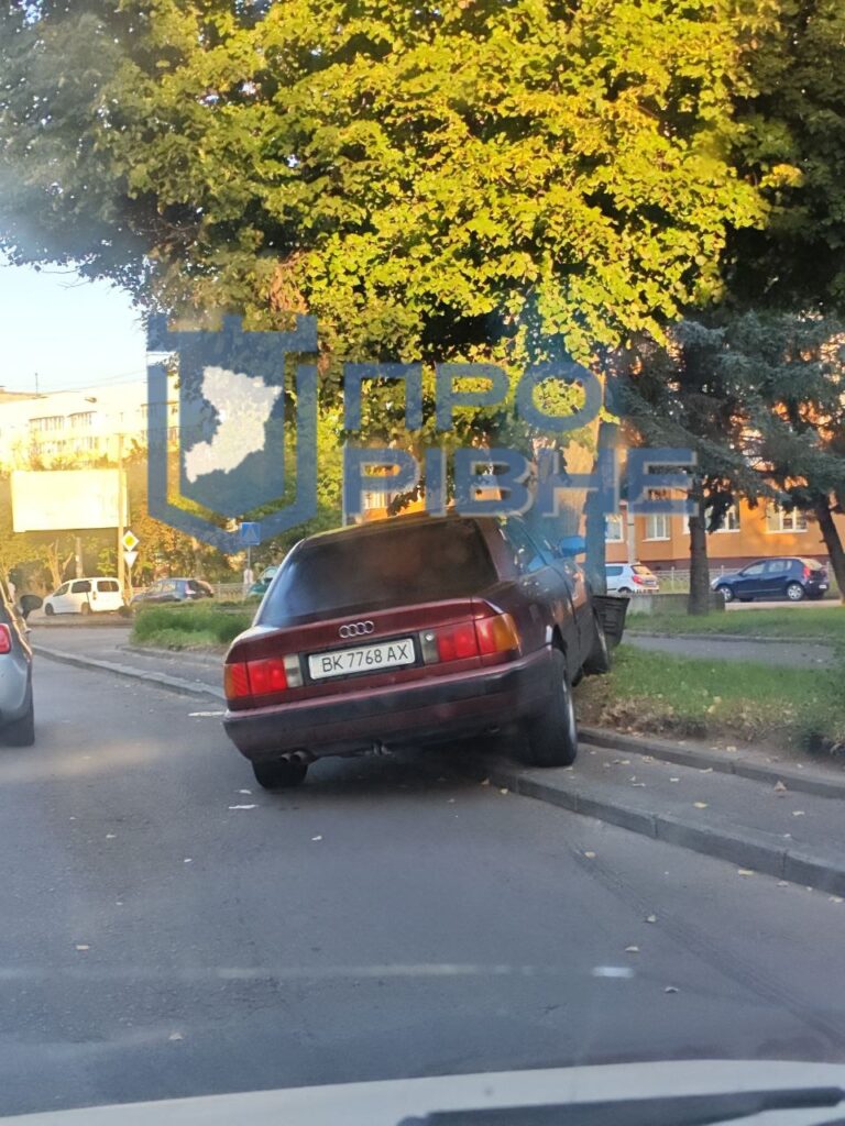 1 Рівнянин із самого ранку в'їхав у дерево (ФОТО)