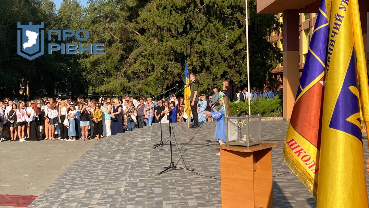 На лінійку до рівненських школярів завітав пес Патрон (ВІДЕО) 0000