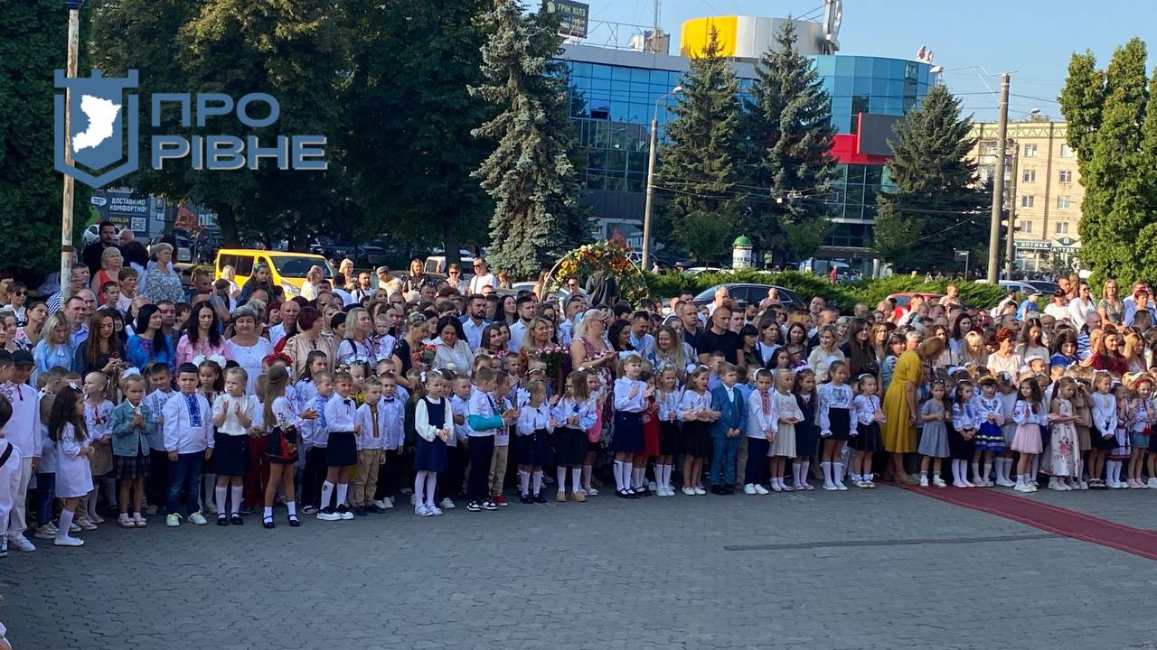 1 На лінійку до рівненських школярів завітав пес Патрон (ВІДЕО)