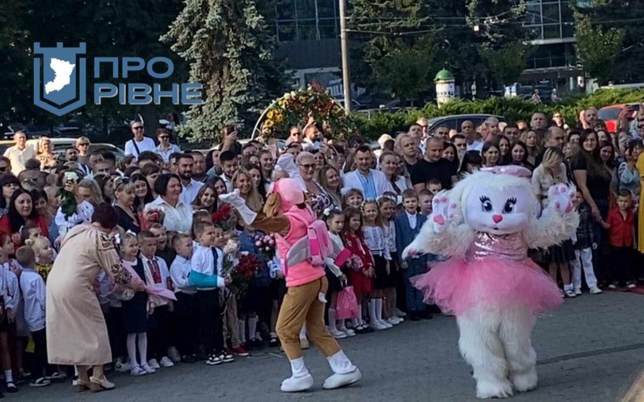 1 На лінійку до рівненських школярів завітав пес Патрон (ВІДЕО)