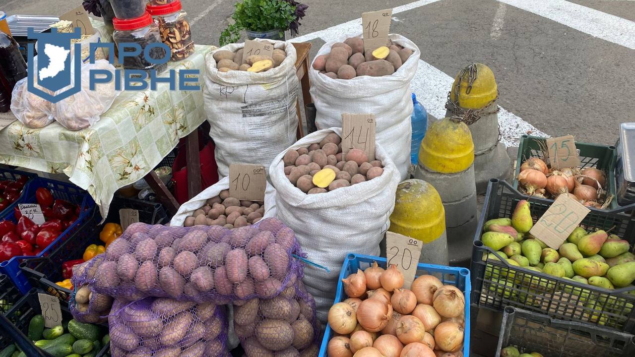 1 Сезон картоплі на ринках Рівного: звідки везуть та які ціни (ВІДЕО)