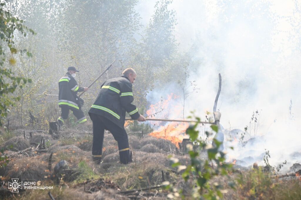 1 На Сарненщині третій день не можуть погасити пожежу: ситуацію ускладнюють погодні умови