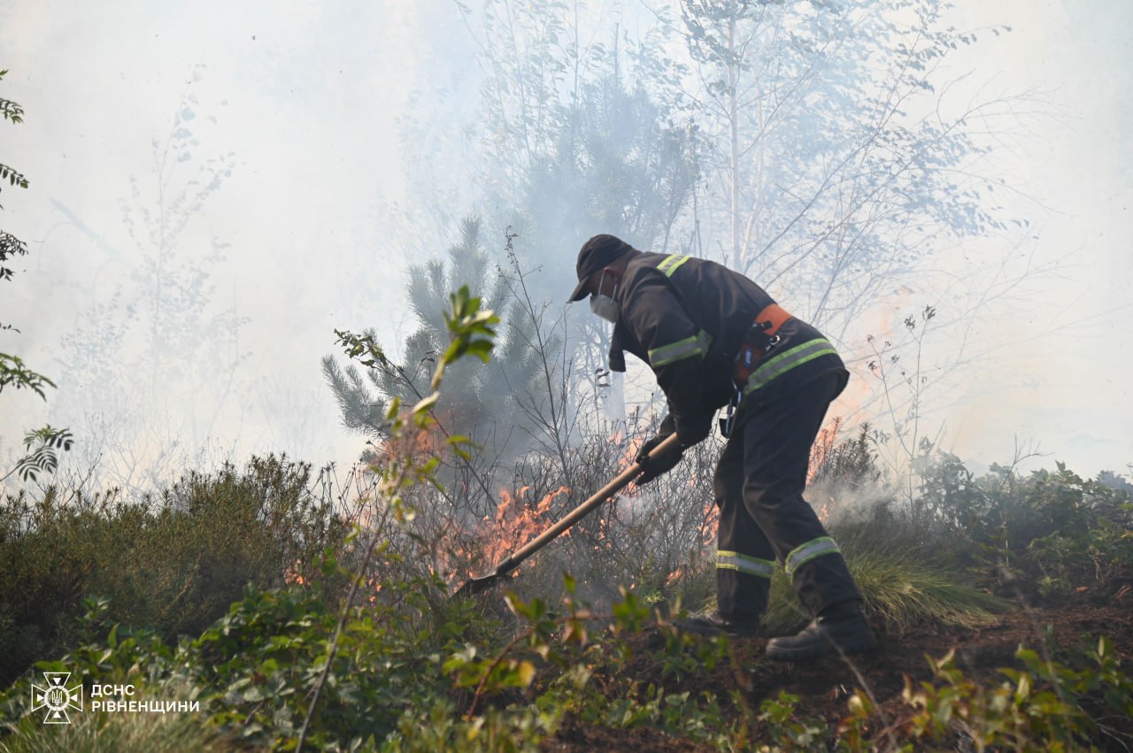 На Сарненщині третій день не можуть погасити пожежу: ситуацію ускладнюють погодні умови 0000