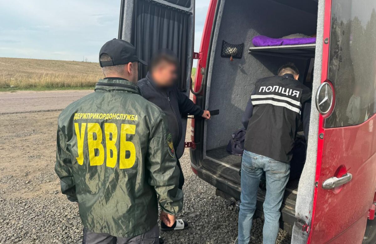Уродженець Рівненщини пропонував незаконний виїзд громадянам призовного віку за кордон
