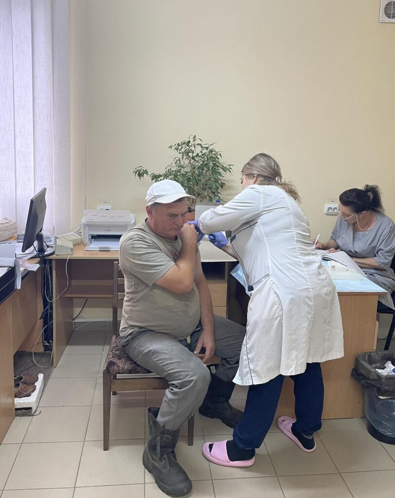 1 Медики Рівненщини вакцинують працівників підприємств прямо на робочому місці
