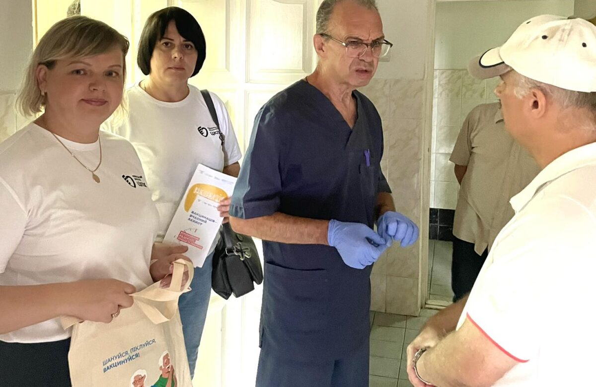 Медики Рівненщини вакцинують працівників підприємств прямо на робочому місці